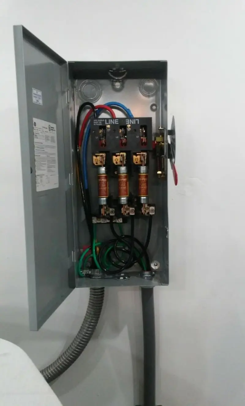 Three-phase disconnect switch installed for Smoke Detector Installation in New Kingman-Butler